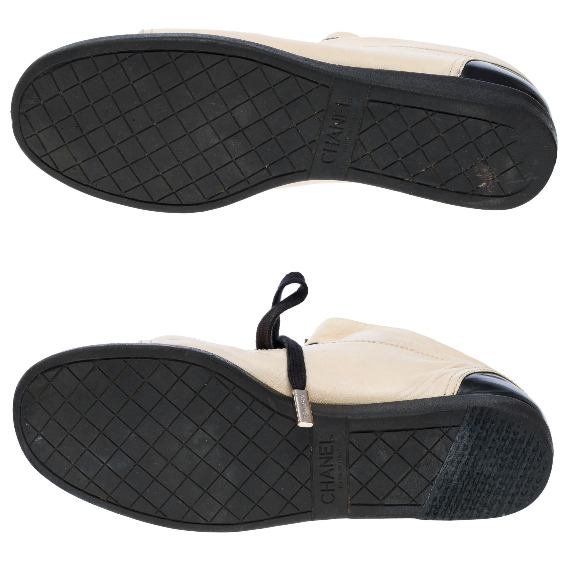 Sneakers Chanel in pelle beige e vernice nera, misura 44,5 in vendita 4