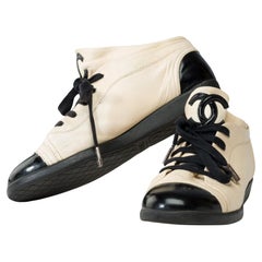 Chanel sneakers in beige leather & black patent leather, size 44.5