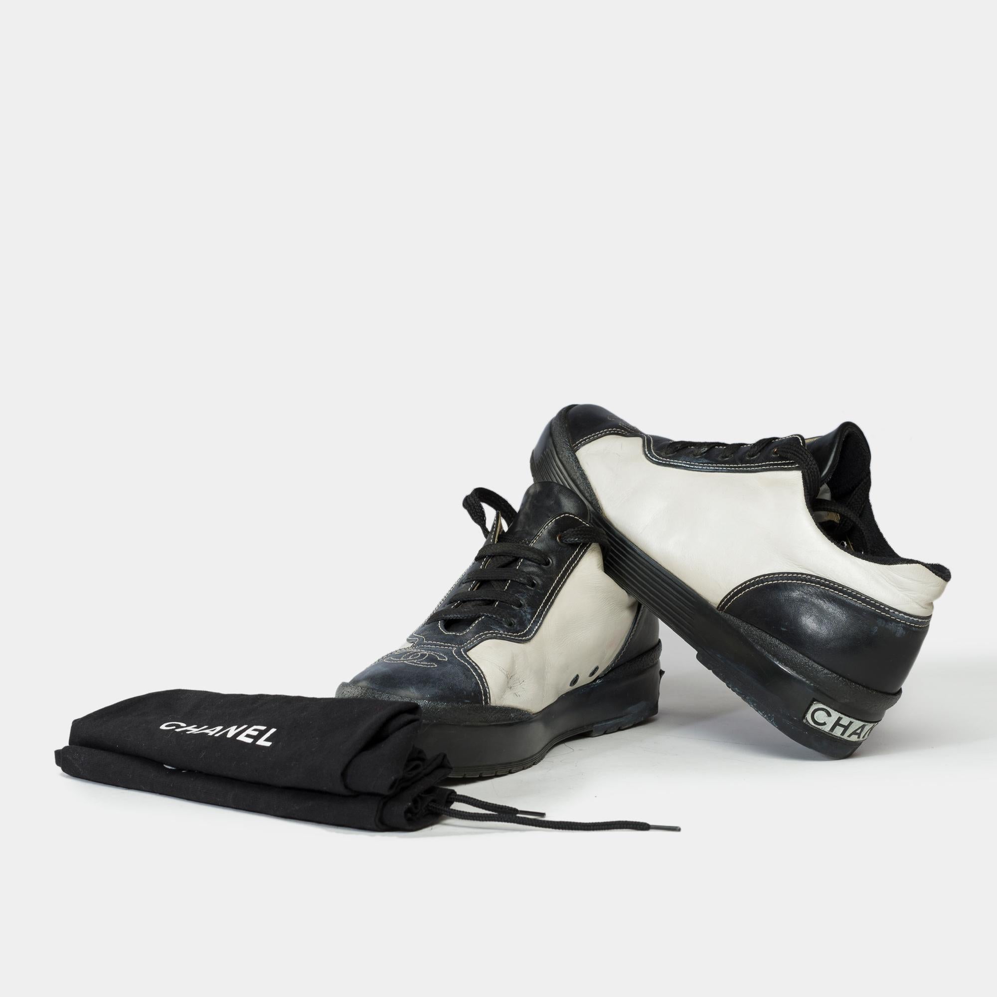 Paio di scarpe da ginnastica Chanel allacciate in pelle d'agnello nera, perlata, suola in gomma con plateau
Dimensione: 40

Riferimento: 102213

Condizioni generali: 6.5/10
Venduto con sacchetto antipolvere
In buone condizioni, nonostante l'usura
