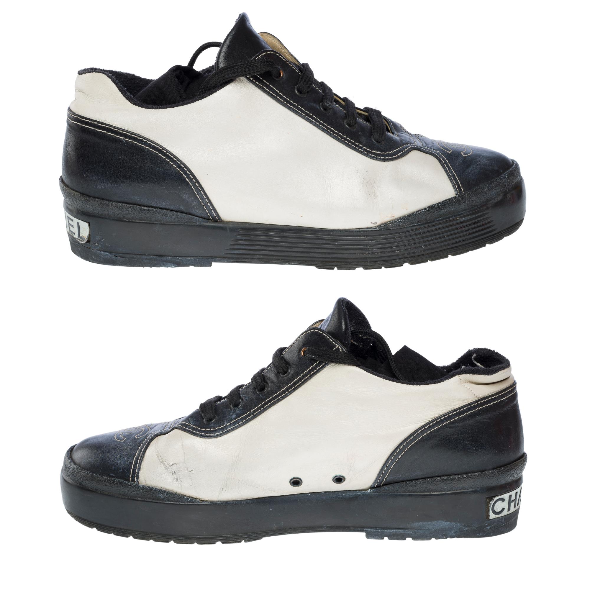 Sneakers Chanel allacciate in pelle di agnello nera, perlata, taglia 40 in vendita 1