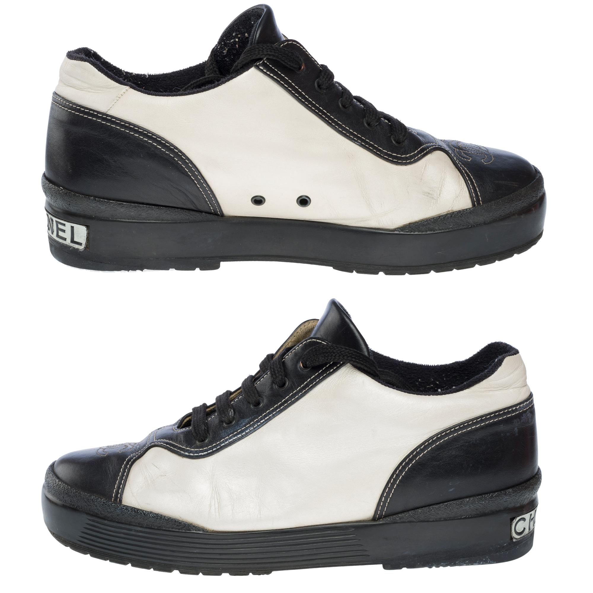 Sneakers Chanel allacciate in pelle di agnello nera, perlata, taglia 40 in vendita 2