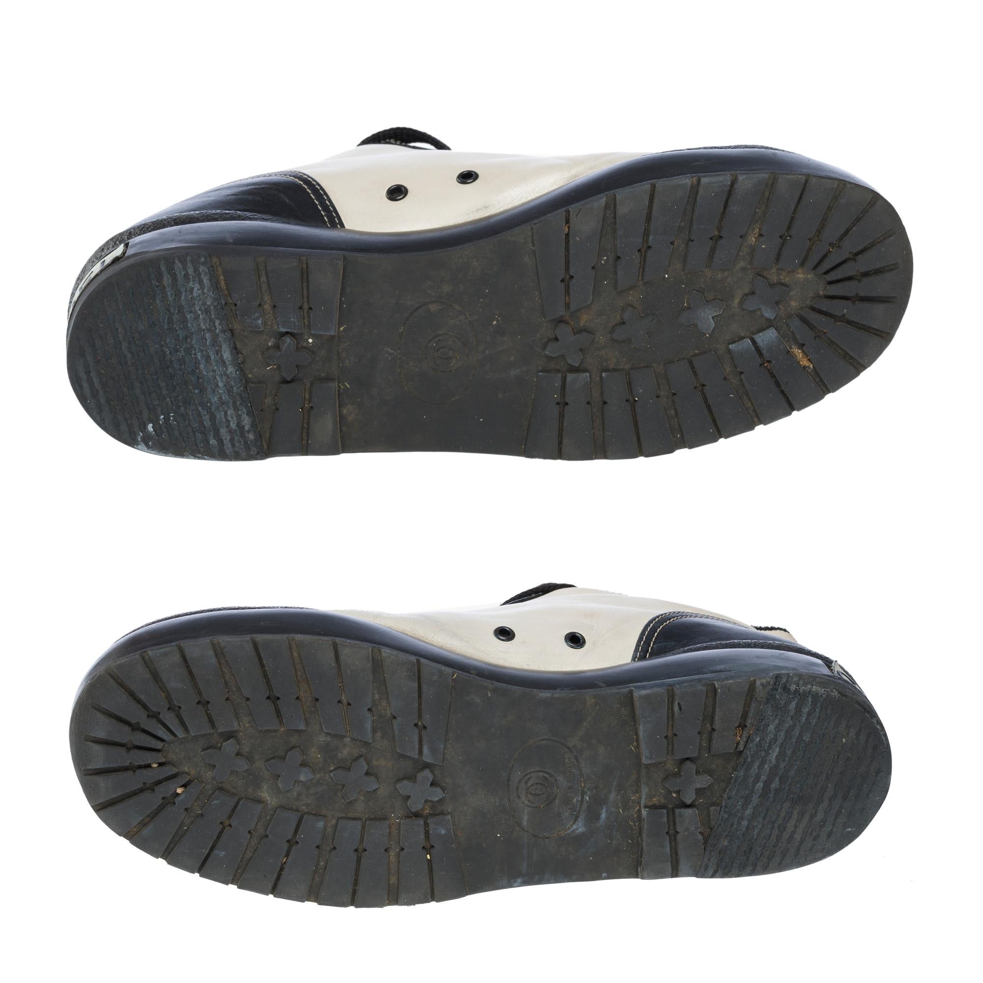 Sneakers Chanel allacciate in pelle di agnello nera, perlata, taglia 40 in vendita 4