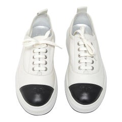 Chanel Sneakers en cuir blanc avec CC noir au capuchon 38 / 8 Nouveau w/Box Rare