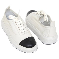 Chanel Sneakers en cuir blanc avec CC noir au capuchon 38 / 8 Nouveau w/Box Rare