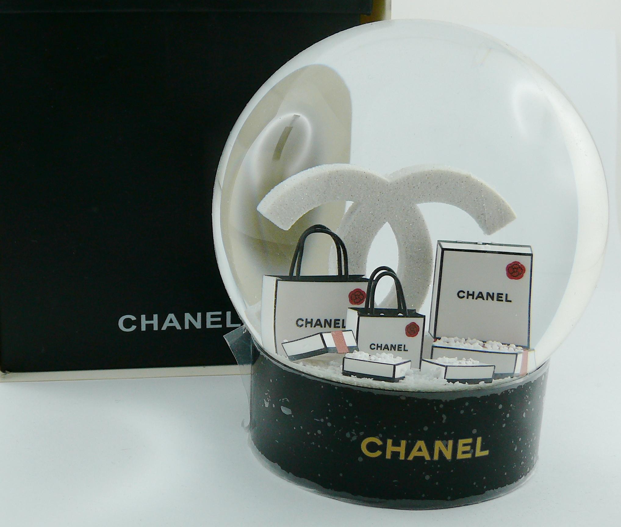 CHANEL VIP gift snow dome.

Indicative measurements : height approx. 11 cm (4.33 inches) / base diameter approx. 7.5 cm (2.95 inches).

Comes with original packaging (used condition).

NOTES
- This is a preloved item, therefore it might have