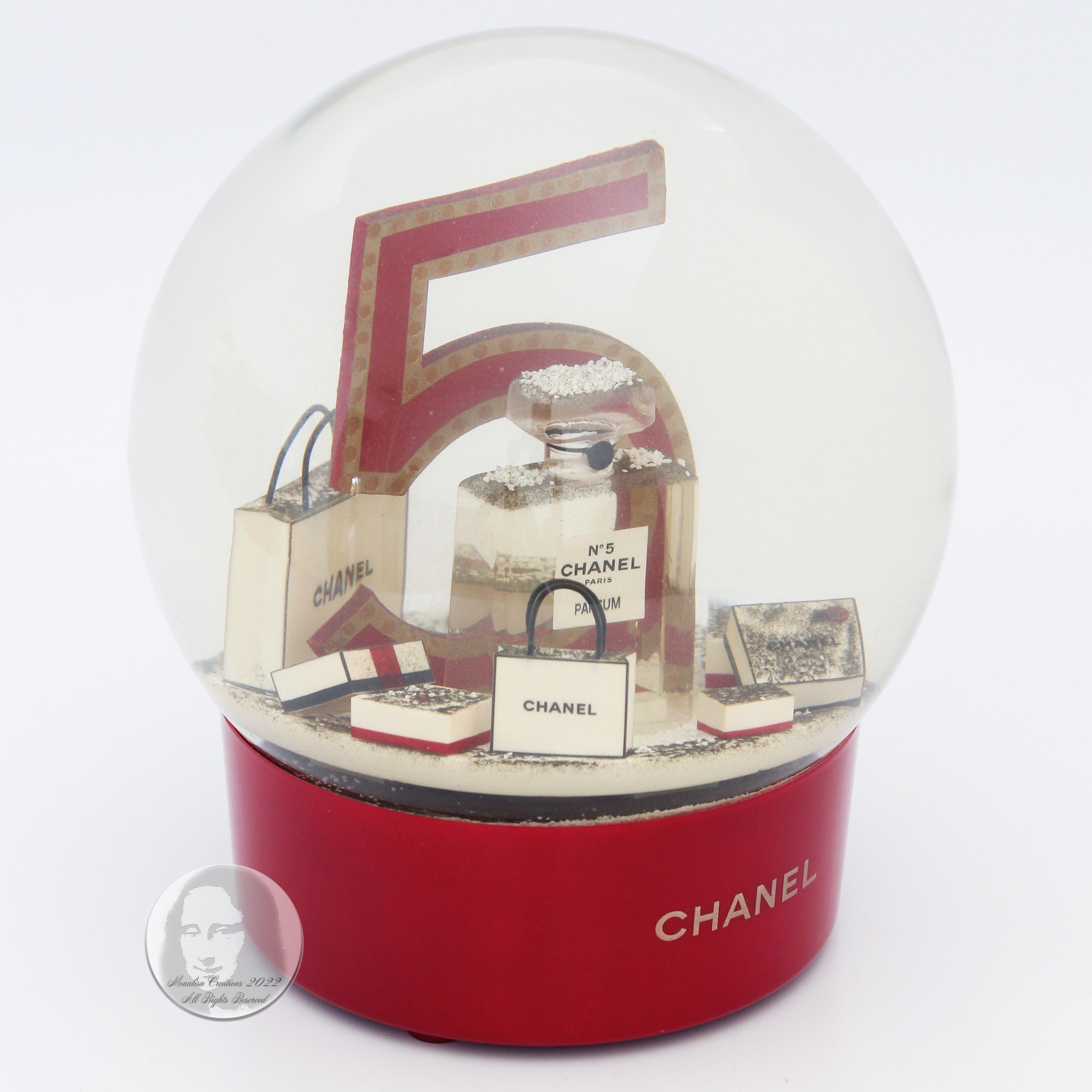 Chanel Snow Globe 2015 Large Shopping Bags No 5 Bottle Home Decor Limited in Box In Good Condition In Port Saint Lucie, FL