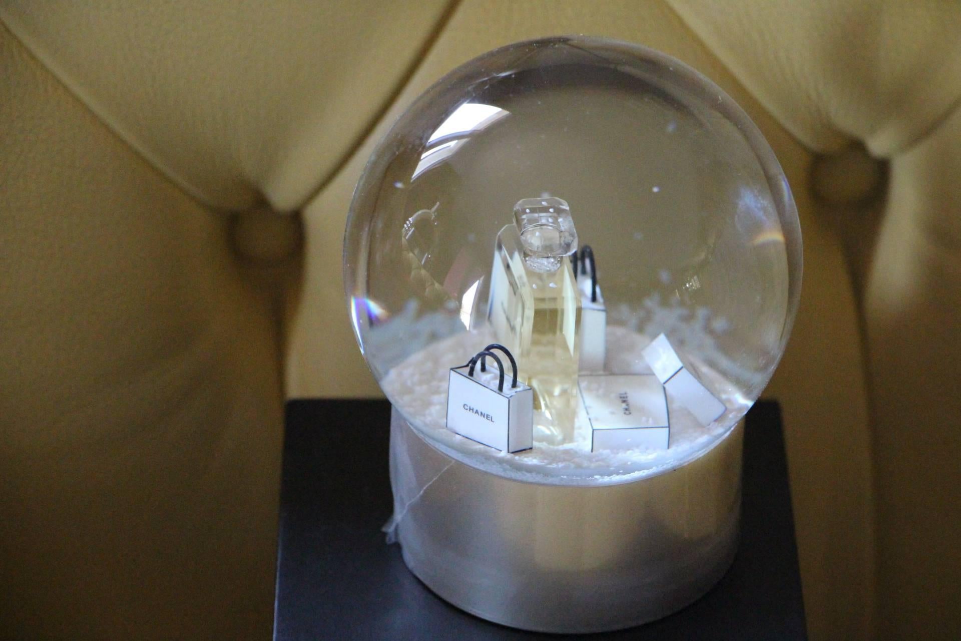 Ce magnifique globe a été fabriqué en édition spéciale pour les clients VIP de Chanel en nombre limité.
Il présente le flacon de parfum iconique Numéro 5 de Chanel et des sacs cadeaux Chanel.
Beaucoup de flocons de neige.
C'est une pièce très