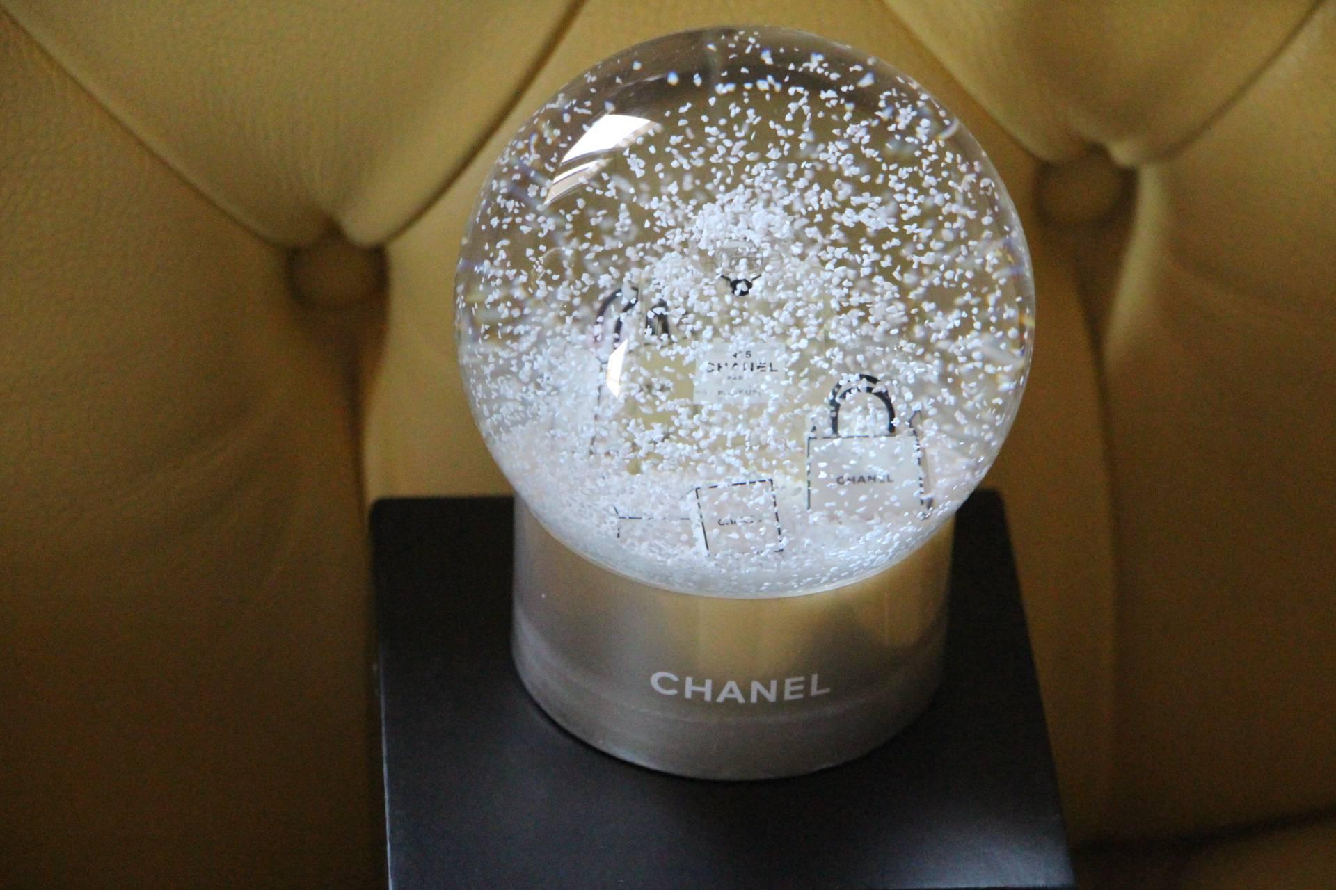 Chanel Snow Globe Dome Chanel VIP Collectible Large Perfume N° 5 Snow Globe In Excellent Condition In Saint-Ouen, FR