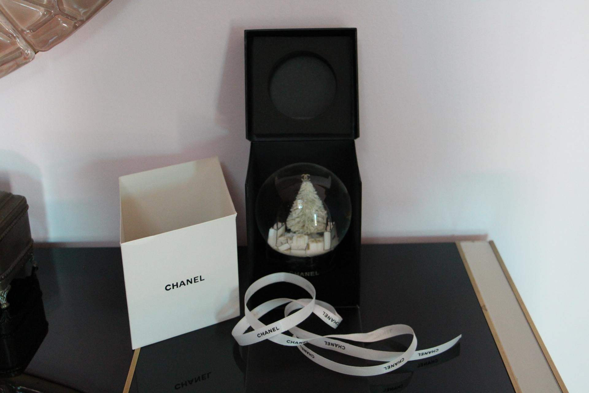 This magnificent globe was made in 2013 as a special edition for limited Chanel VIP customers.
It features a white Christmas tree and Chanel gift bags.
Many very mobile snow flakes.
It is a very decorative piece for Chanel lovers, a must have!
It is
