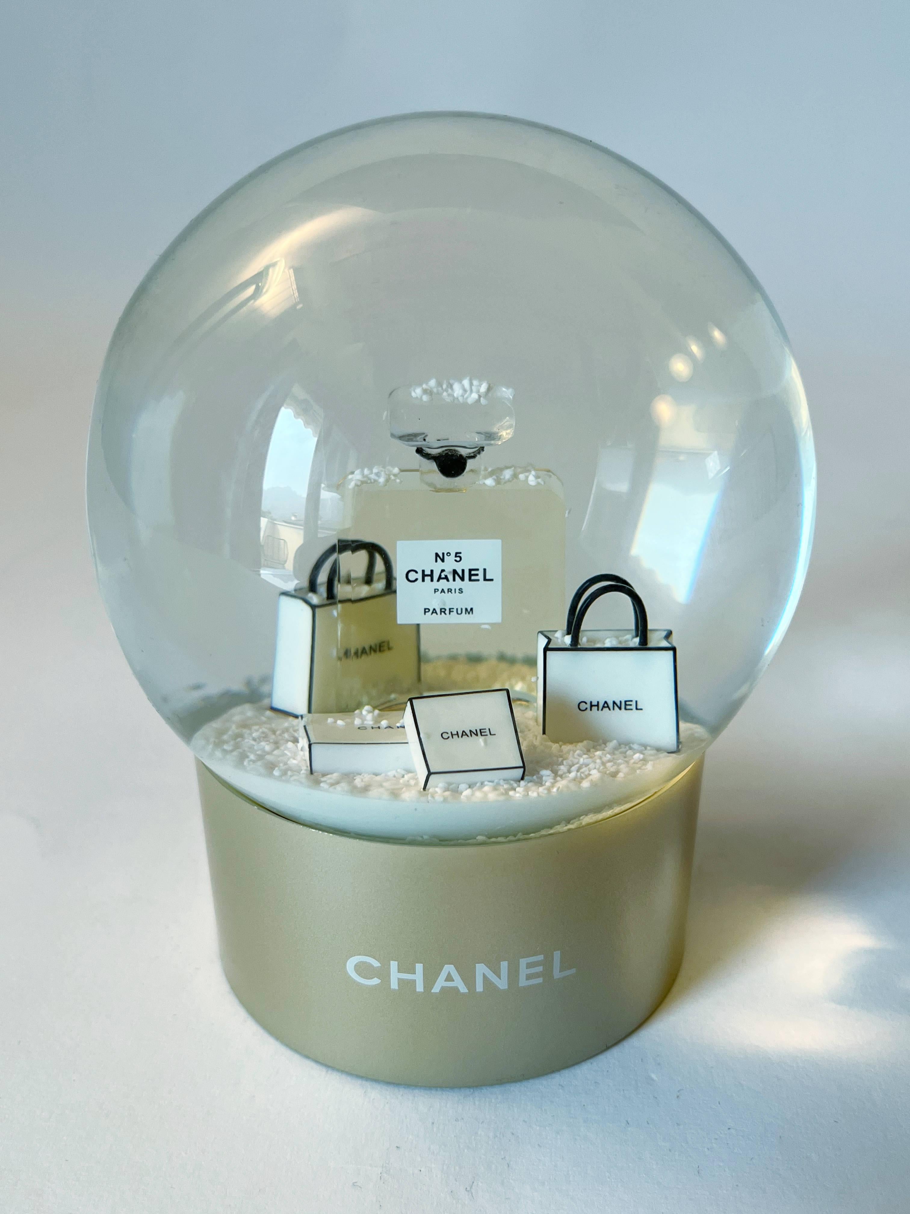 Boule à neige de Noël CHANEL avec sacs et boîtes cadeaux Chanel et flacon de parfum N.5 / Fabriqué en France
Livré dans sa boîte d'origine
Diamètre : 4 pouces / Hauteur : 5.5 pouces
1 disponible en stock en Italie
Référence commande : FABIOLTD CN001