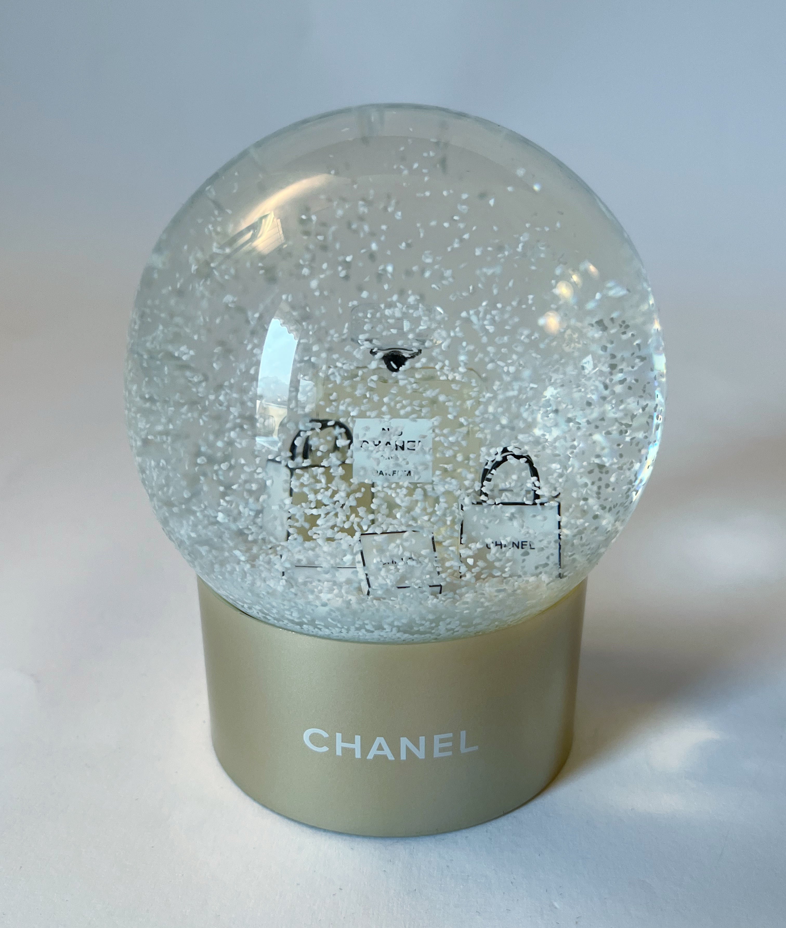 Français Globe de neige CHANEL en vente