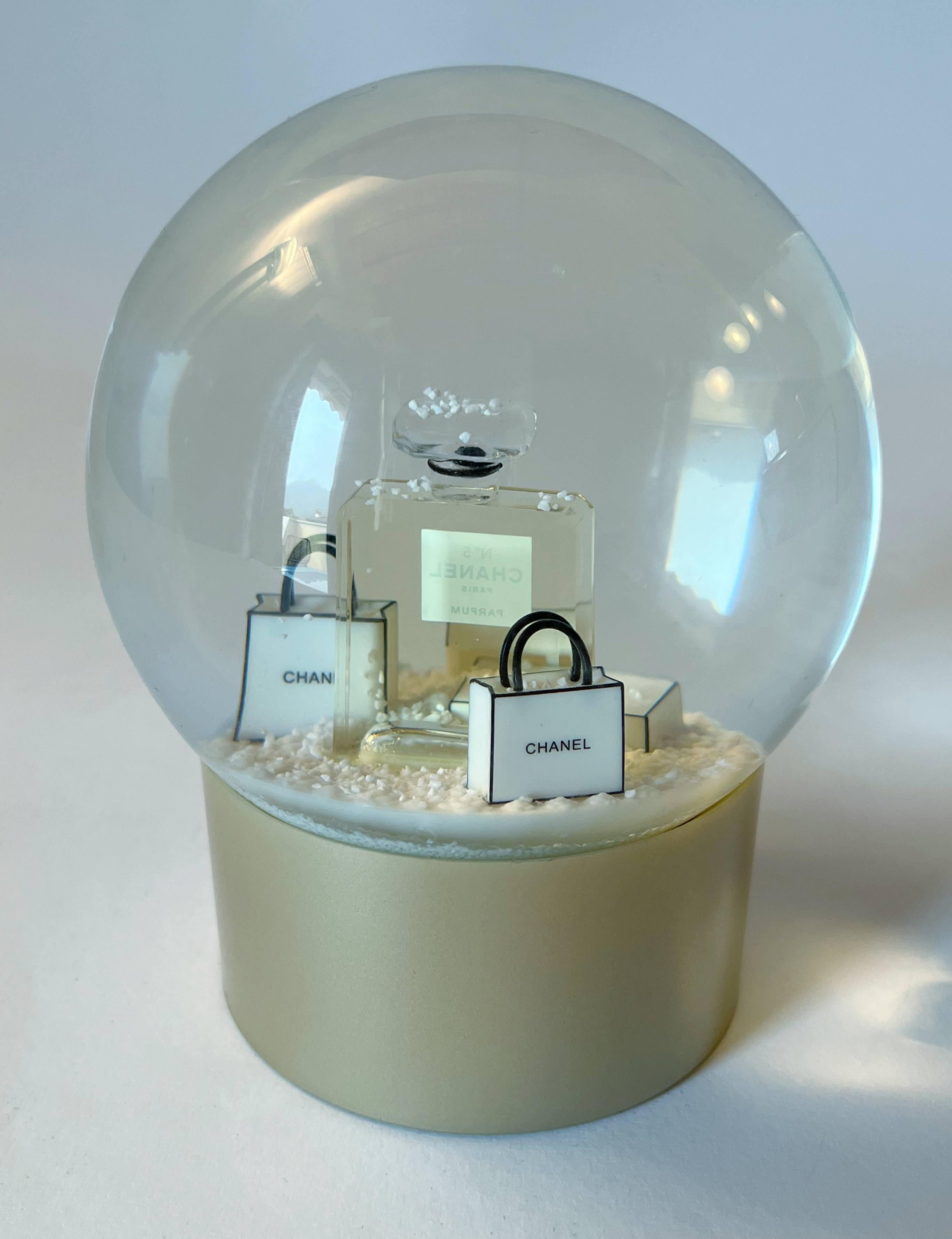 XXIe siècle et contemporain Globe de neige CHANEL en vente