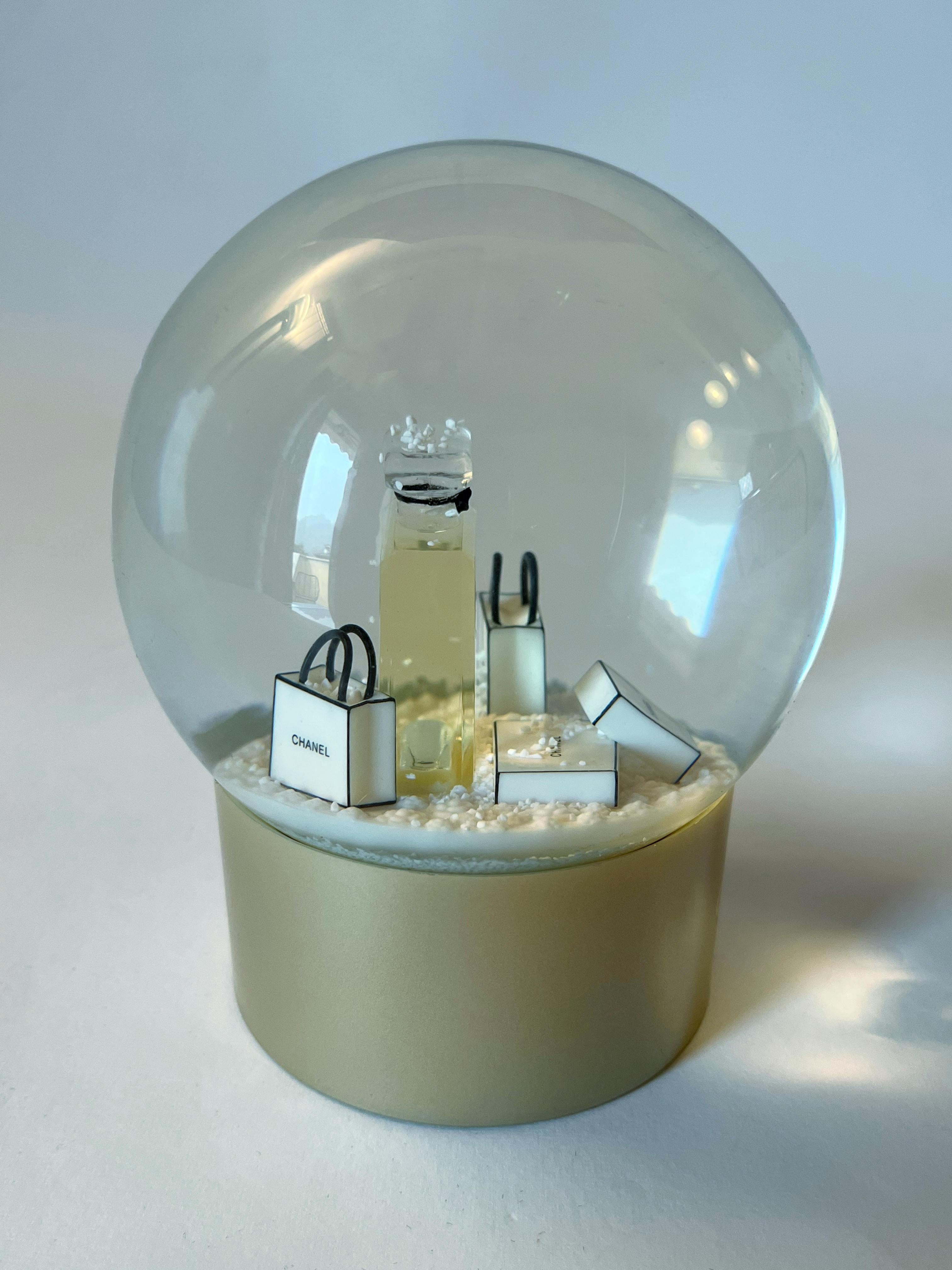 Verre Globe de neige CHANEL en vente