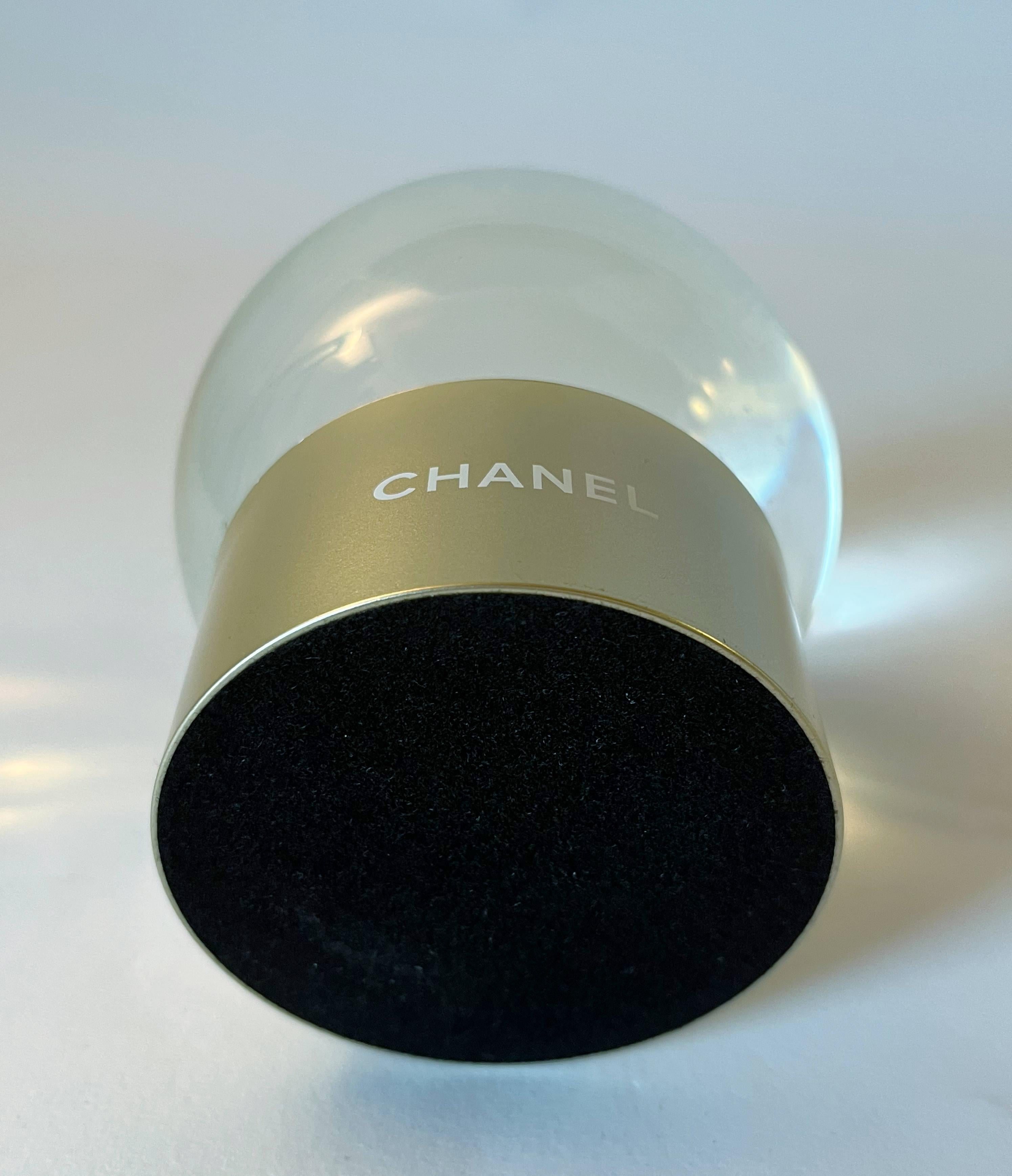 Globe de neige CHANEL en vente 1