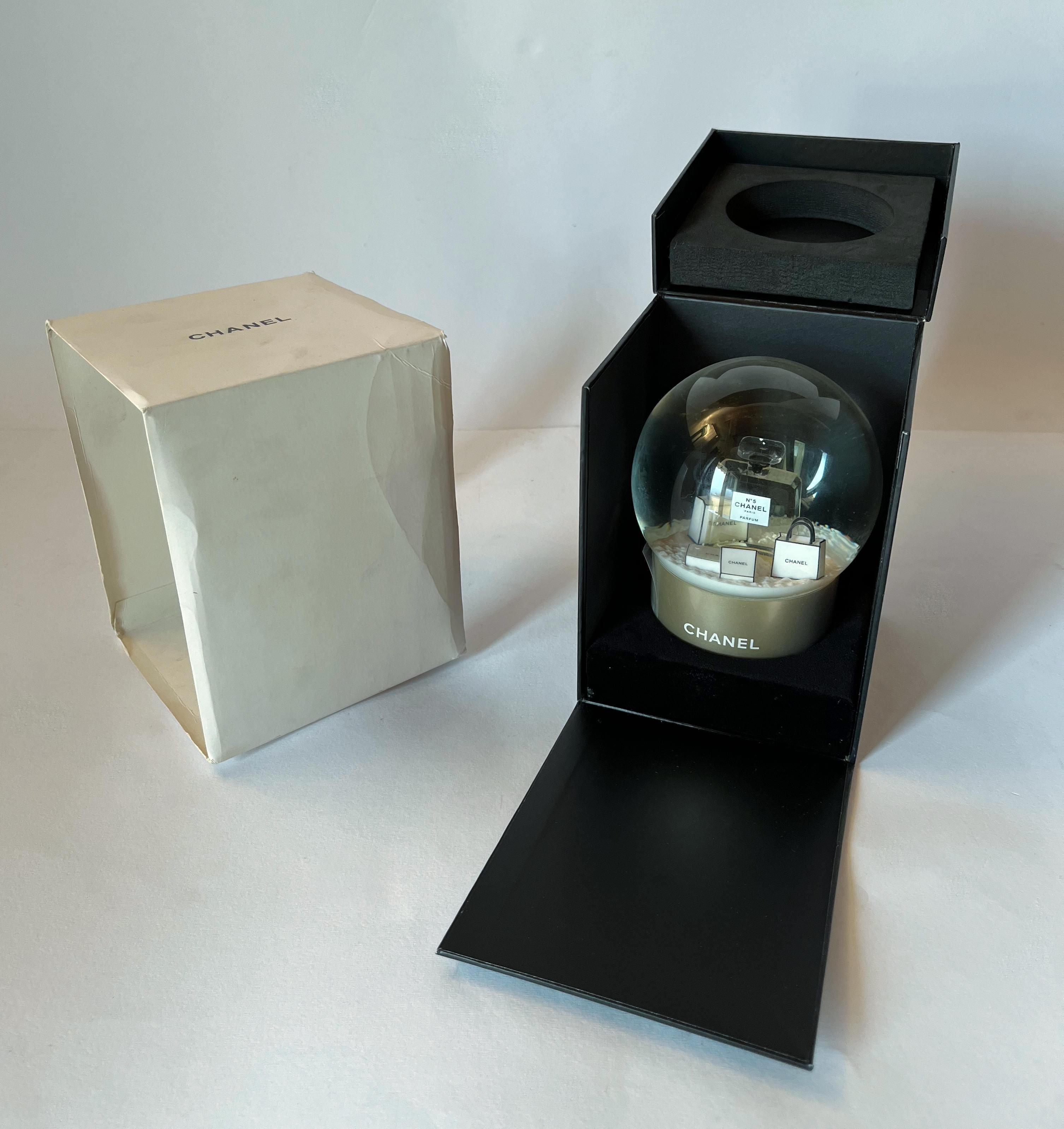 Globe de neige CHANEL en vente 2