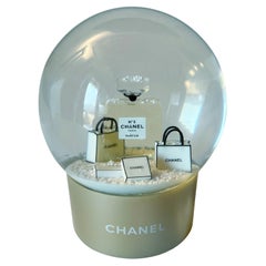 CHANEL Schneekugel