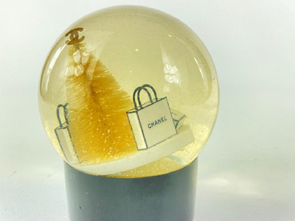Chanel Snow Globe Paperweight Holiday Gift 2C1117   For Sale 4