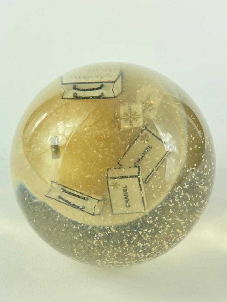 Chanel Snow Globe Paperweight Holiday Gift 2C1117   In Good Condition For Sale In Dix hills, NY