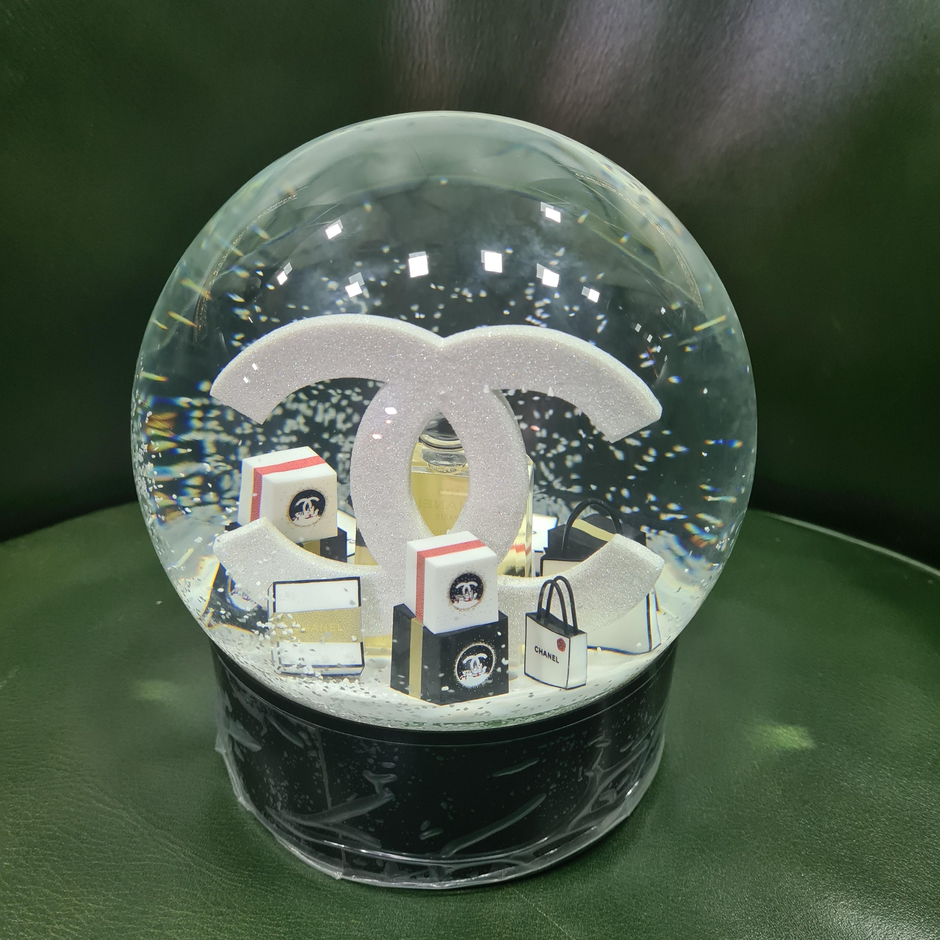 Snow globe CHANEL Parfum n°5
It is the XXL decoration object for Chanel collectors. This snow globe is electric and will be delivered with its usb charger. It is new and the plastic protection is still present on the base. The on/off button is under