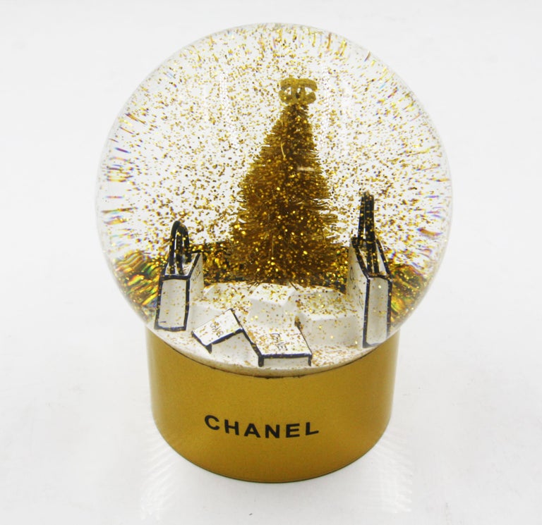 Chanel Snow Globe with Christmas Tree and Shopping Bag operates with Battery For Sale at 1stDibs