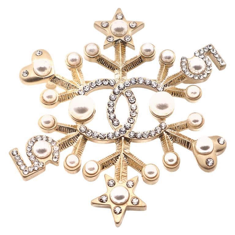 CHANEL CC brooch in pale gold metal and pearls - VALOIS VINTAGE PARIS