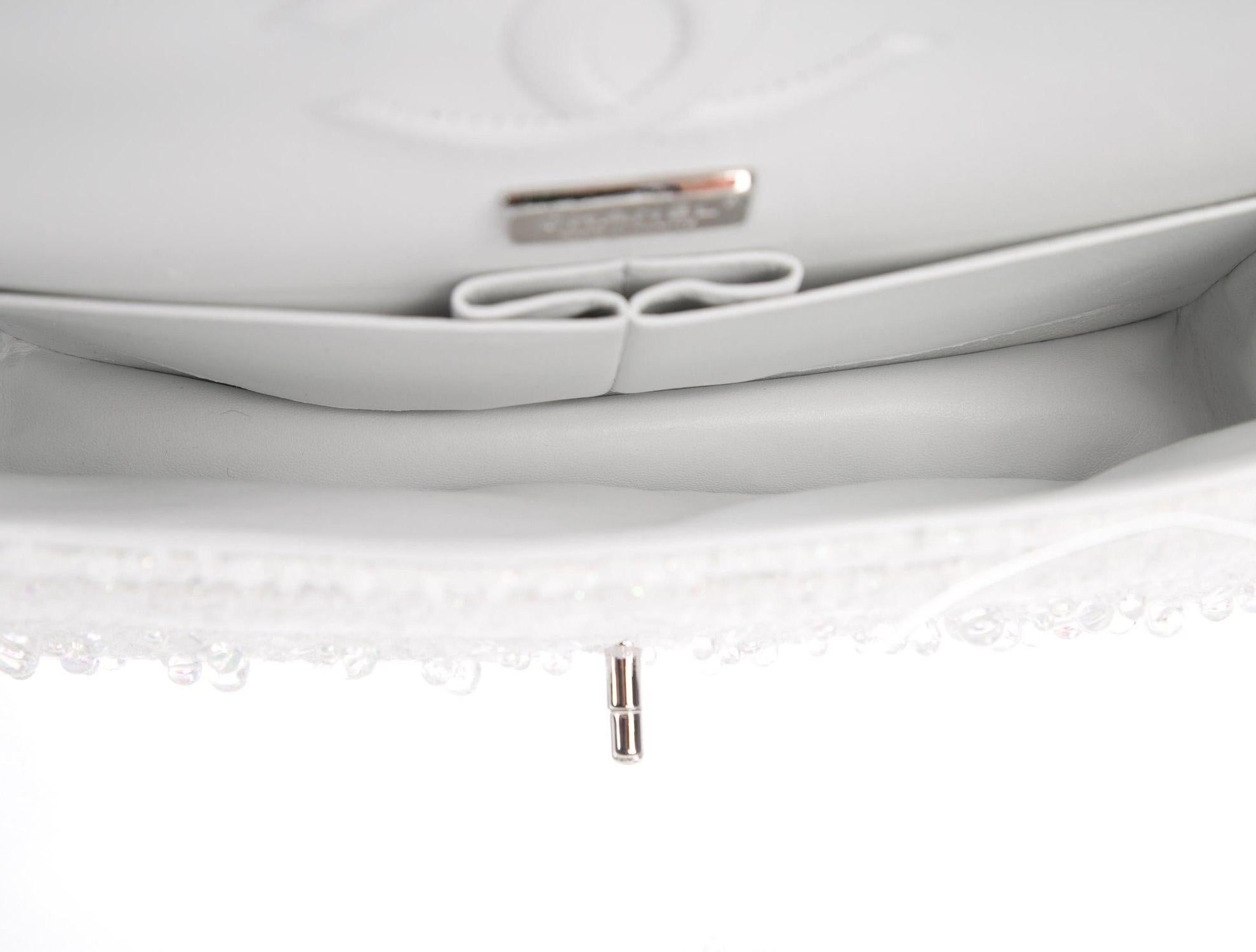 Chanel Snow White Tweed Bead Iridescent Silver Evening Shoulder Flap Bag im Zustand „Gut“ in Chicago, IL