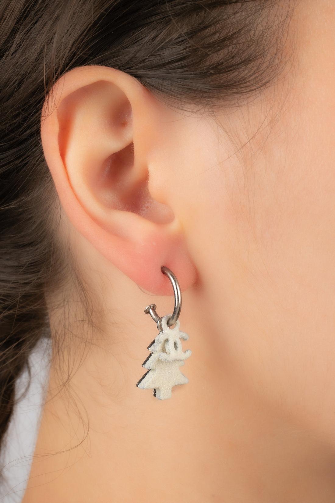 Chanel - (Made in France) Silvery metal earrings representing pine trees with snowy-effect cc logos.

Additional information:
Condition: Very good condition
Dimensions: Height: 3 cm

Seller Reference: BOB256