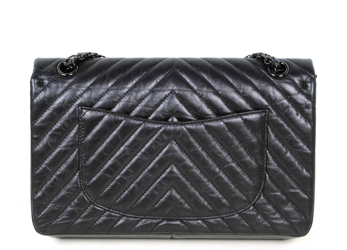 Chanel So Black Calfskin Leather Quilted 2.55 Reissue 226 Classic Flap Bag In Excellent Condition For Sale In New York, NY