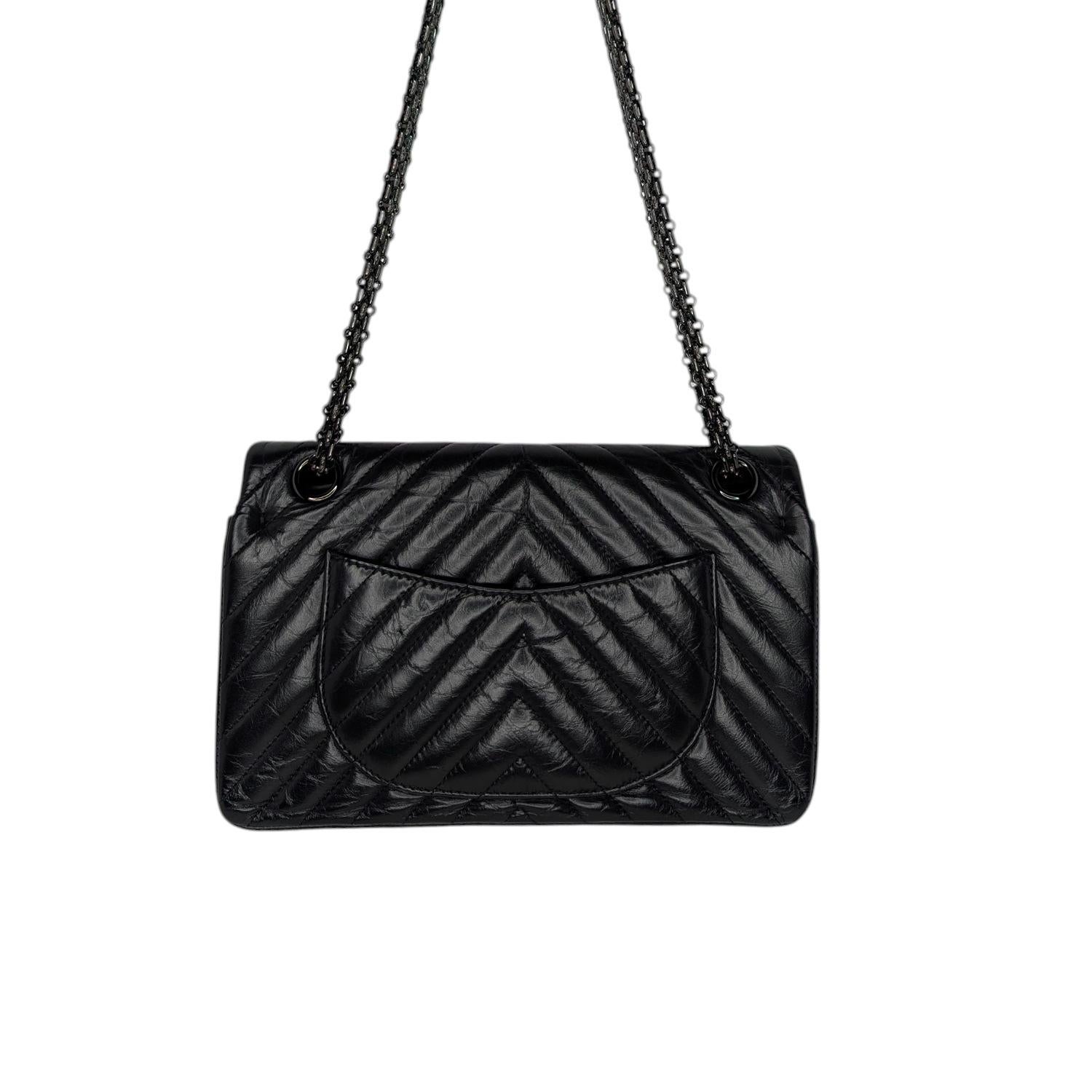 Nero Chanel So Black Chevron in pelle di vitello trapuntata 2.55 Reissue Doppia Patta in vendita