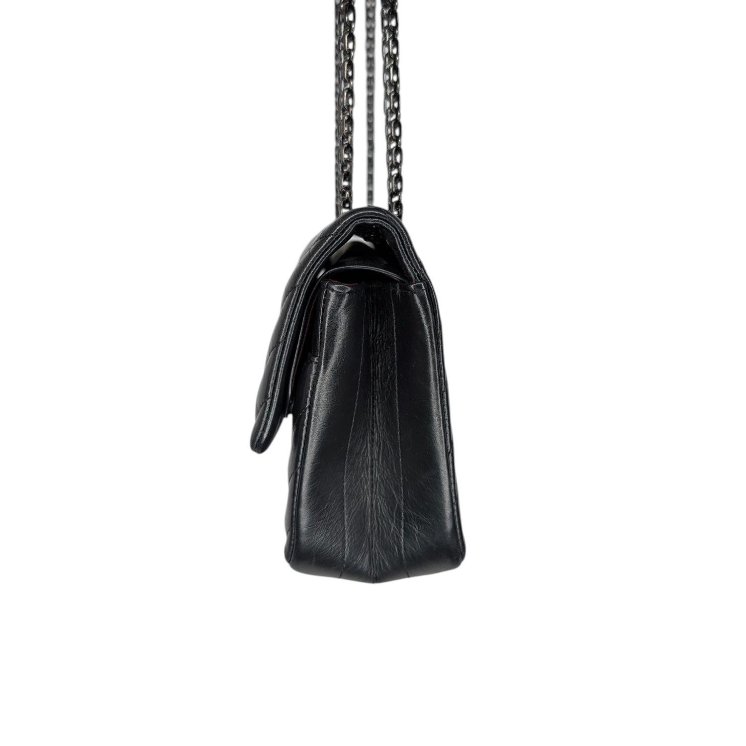 Donna Chanel So Black Chevron in pelle di vitello trapuntata 2.55 Reissue Doppia Patta in vendita
