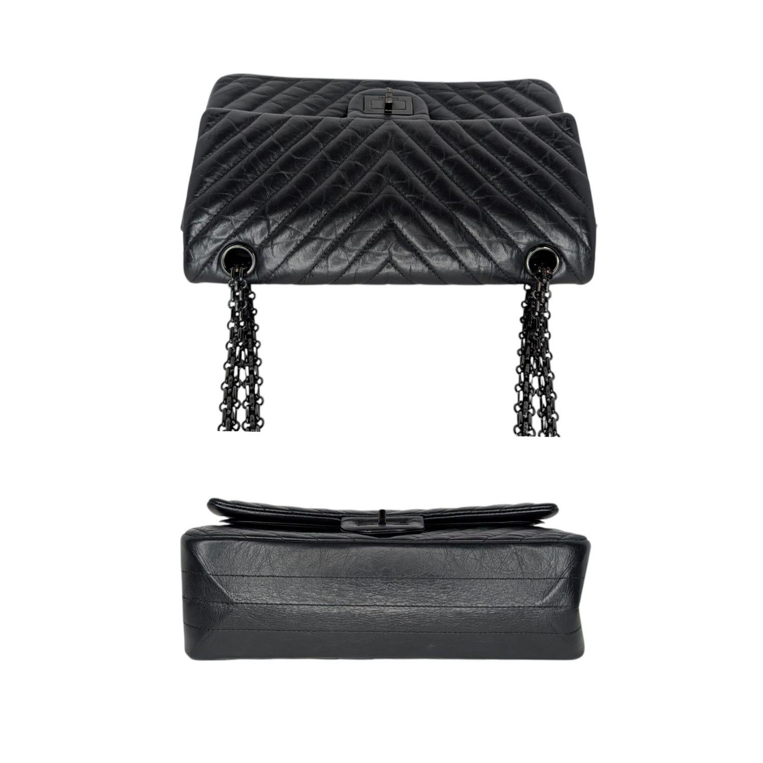 Chanel So Black Chevron in pelle di vitello trapuntata 2.55 Reissue Doppia Patta in vendita 1