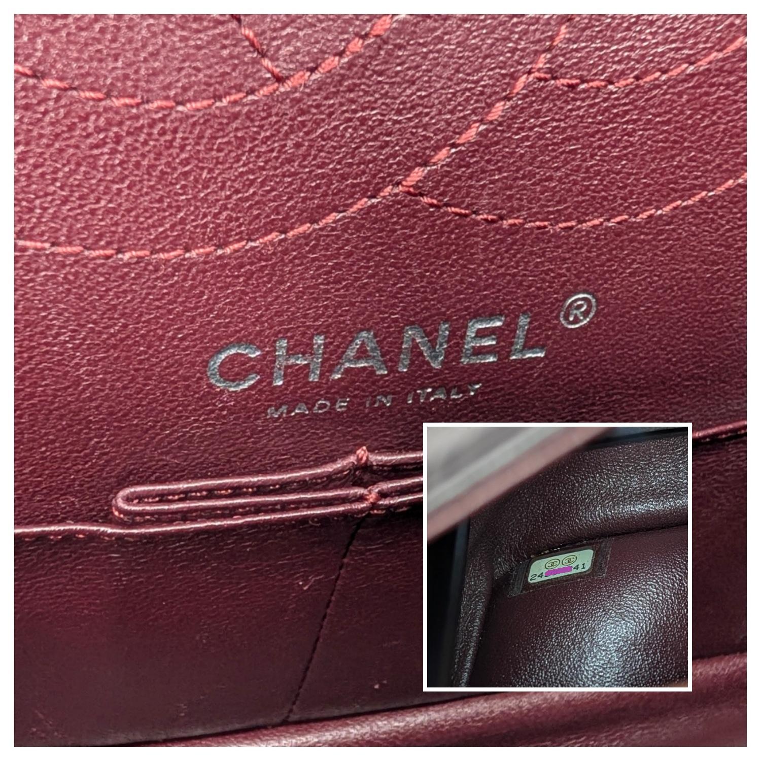 Chanel So Black Chevron in pelle di vitello trapuntata 2.55 Reissue Doppia Patta in vendita 4