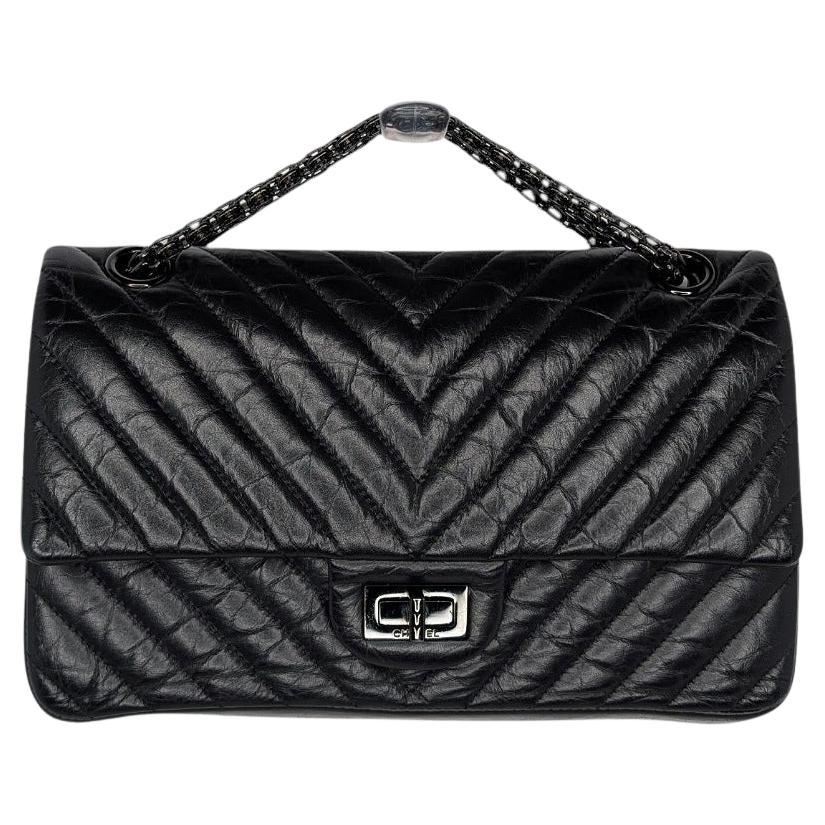 Chanel So Black Chevron in pelle di vitello trapuntata 2.55 Reissue Doppia Patta in vendita