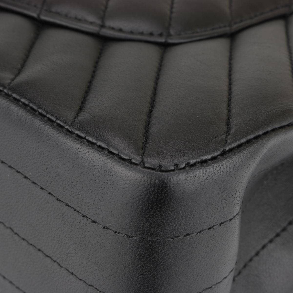 CHANEL So Black Chevron Classic Medium Tasche mit doppelter Klappe aus schwarzem Lammfell und schwarzem HW 6