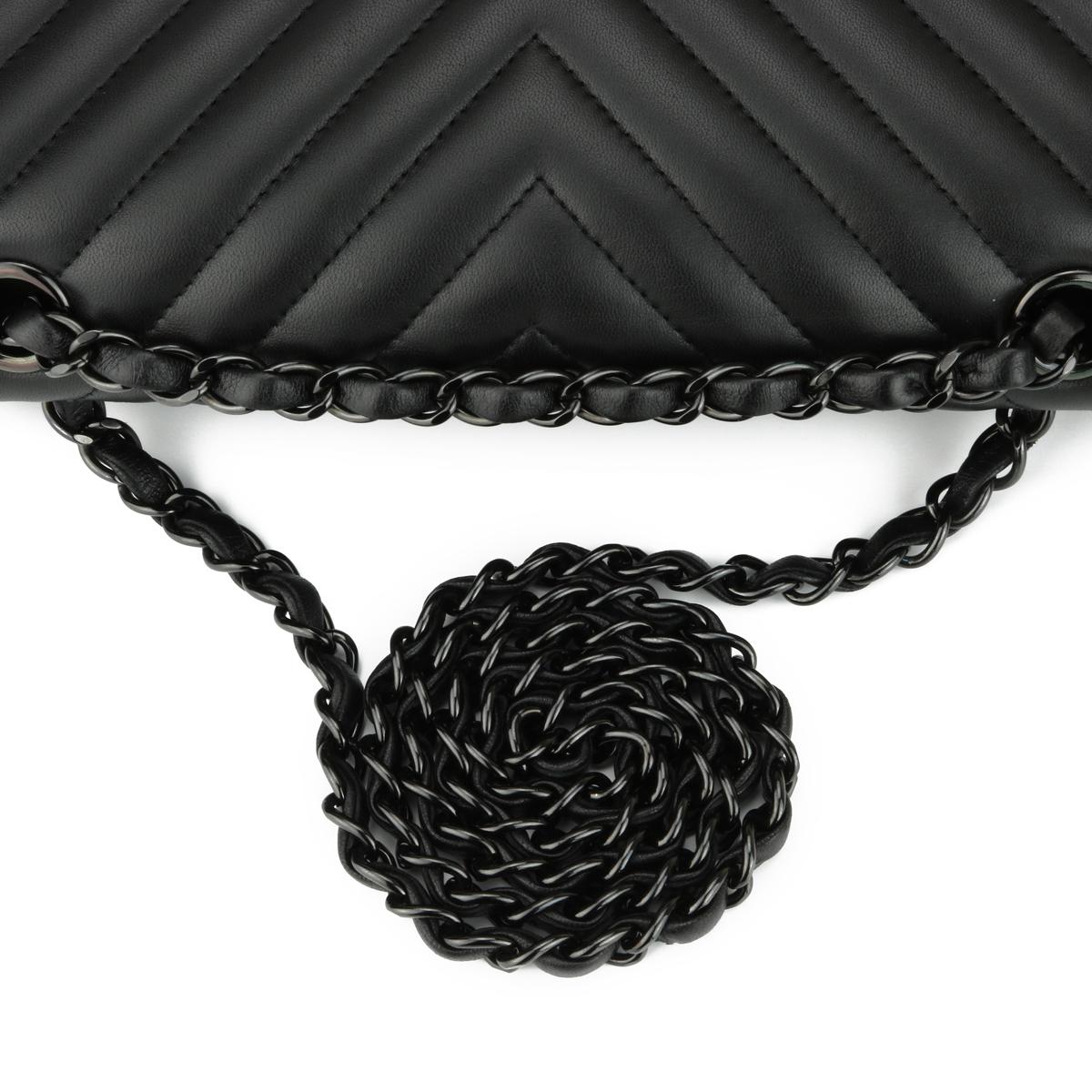 CHANEL So Black Chevron Classic Medium Tasche mit doppelter Klappe aus schwarzem Lammfell und schwarzem HW 7