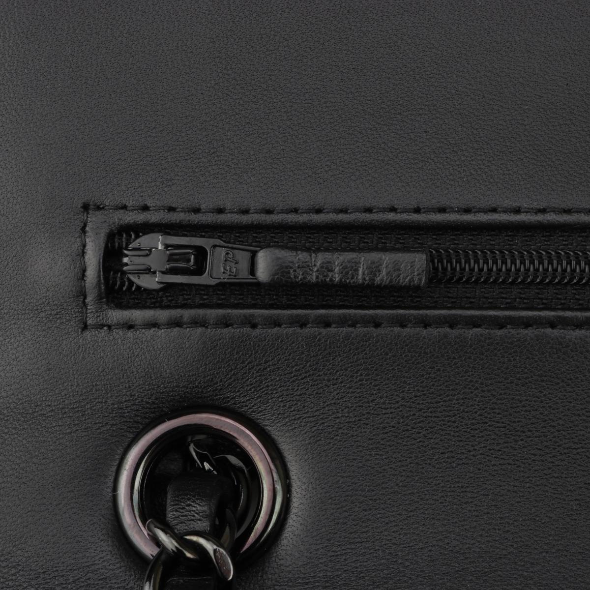 CHANEL So Black Chevron Classic Medium Tasche mit doppelter Klappe aus schwarzem Lammfell und schwarzem HW 10