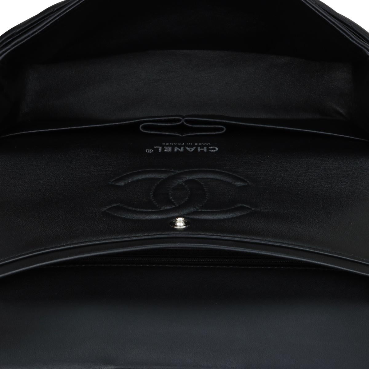 CHANEL So Black Chevron Classic Medium Tasche mit doppelter Klappe aus schwarzem Lammfell und schwarzem HW 11