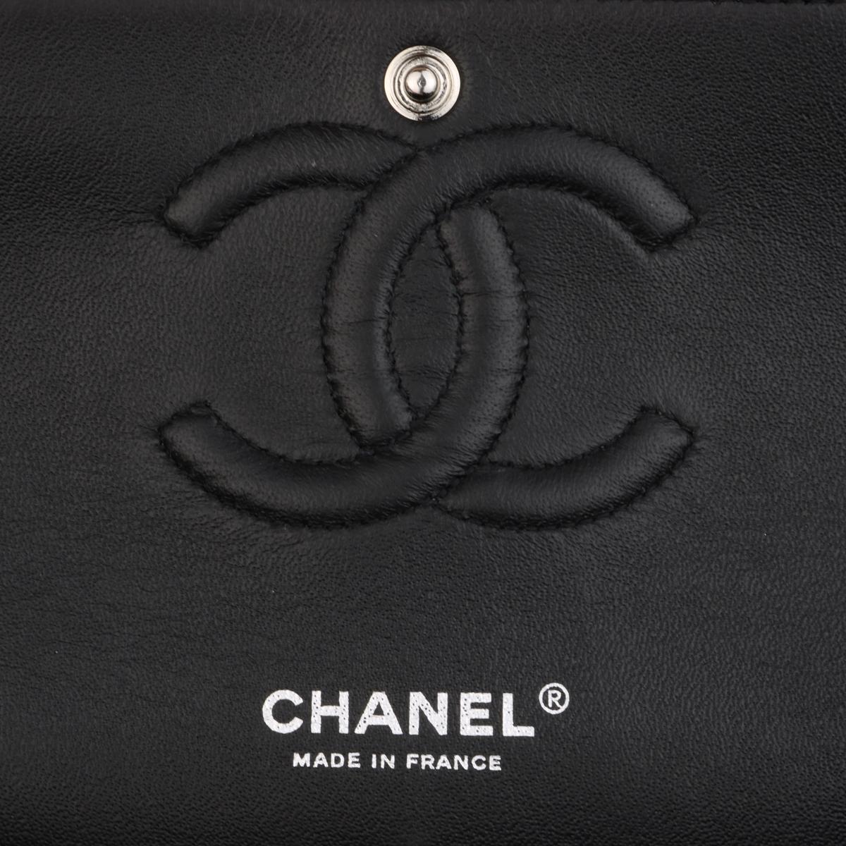CHANEL So Black Chevron Classic Medium Tasche mit doppelter Klappe aus schwarzem Lammfell und schwarzem HW 12