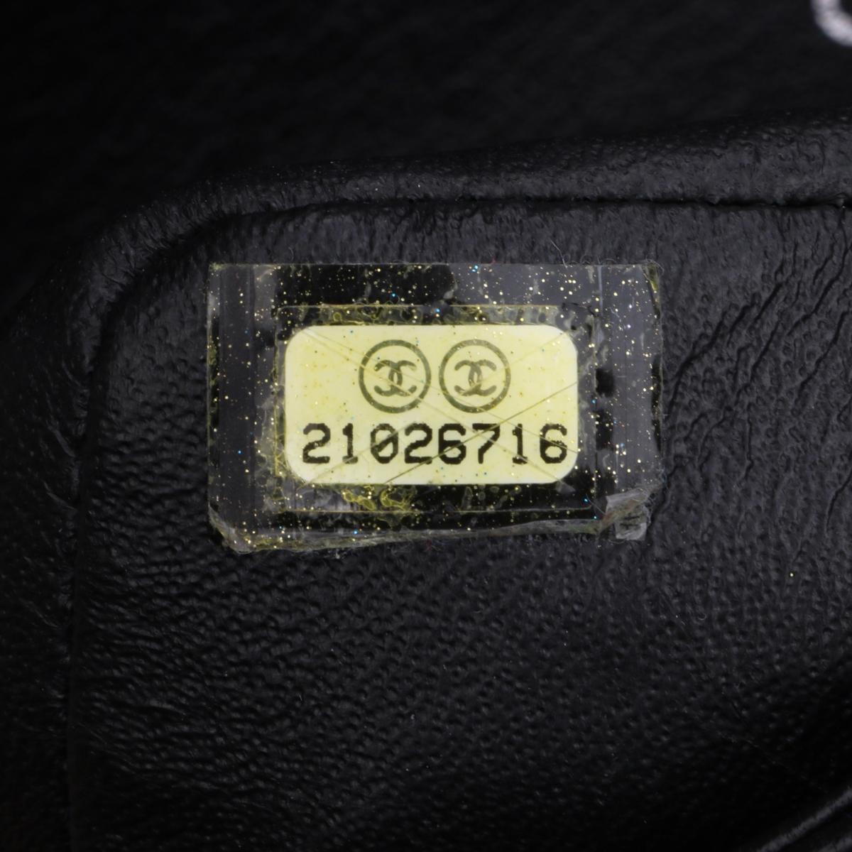 CHANEL So Black Chevron Classic Medium Tasche mit doppelter Klappe aus schwarzem Lammfell und schwarzem HW 13
