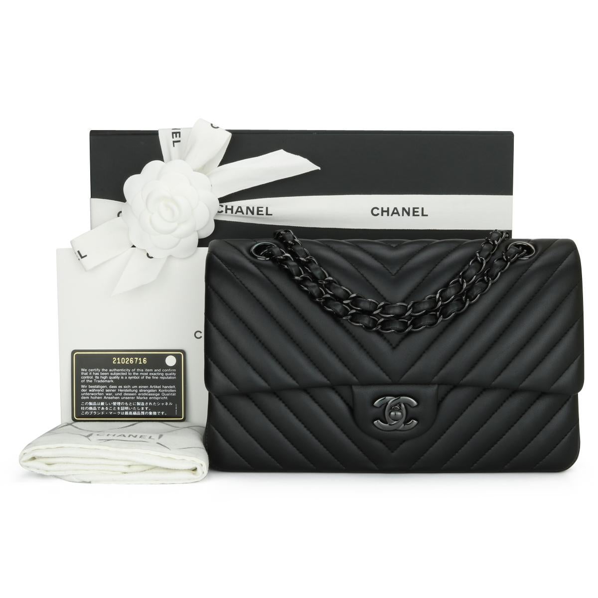CHANEL So Black Chevron Classic Medium Double Flap Bag Schwarzes Lammleder mit schwarzer Hardware 2015 Limited Edition.

Diese atemberaubende Tasche ist immer noch in ausgezeichnetem Zustand, die Tasche hat immer noch ihre ursprüngliche Form, und