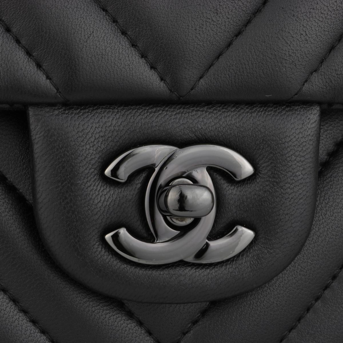 CHANEL So Black Chevron Classic Medium Tasche mit doppelter Klappe aus schwarzem Lammfell und schwarzem HW im Zustand „Hervorragend“ in Huddersfield, GB