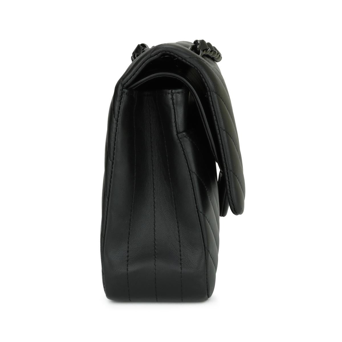 CHANEL So Black Chevron Classic Medium Tasche mit doppelter Klappe aus schwarzem Lammfell und schwarzem HW für Damen oder Herren