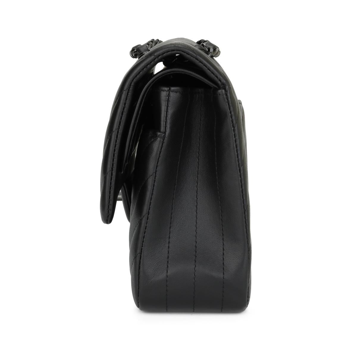 CHANEL So Black Chevron Classic Medium Tasche mit doppelter Klappe aus schwarzem Lammfell und schwarzem HW 1