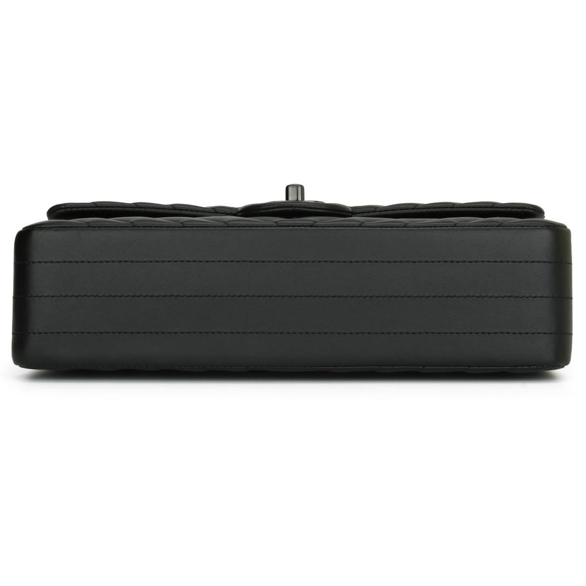 CHANEL So Black Chevron Classic Medium Tasche mit doppelter Klappe aus schwarzem Lammfell und schwarzem HW 2