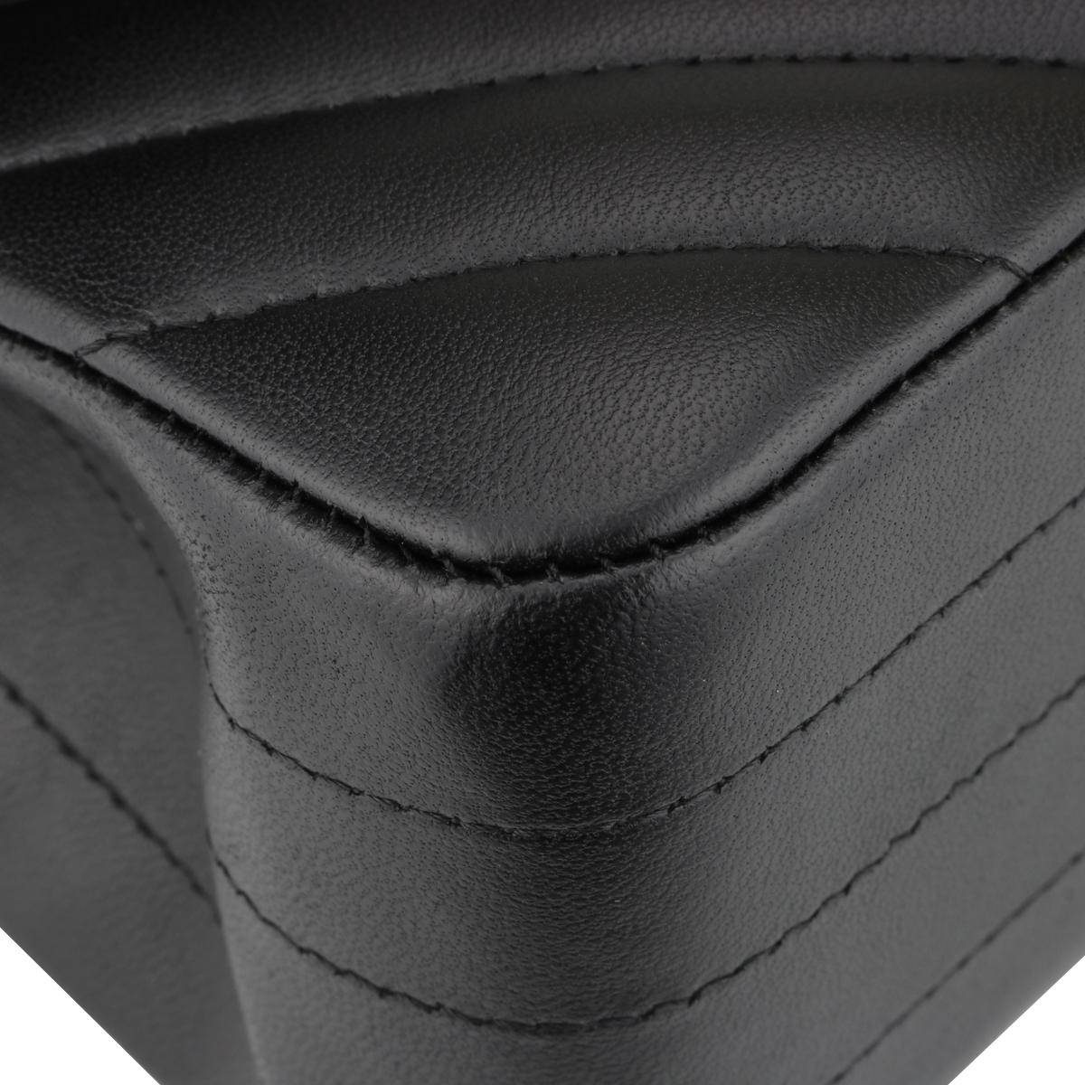 CHANEL So Black Chevron Classic Medium Tasche mit doppelter Klappe aus schwarzem Lammfell und schwarzem HW 3