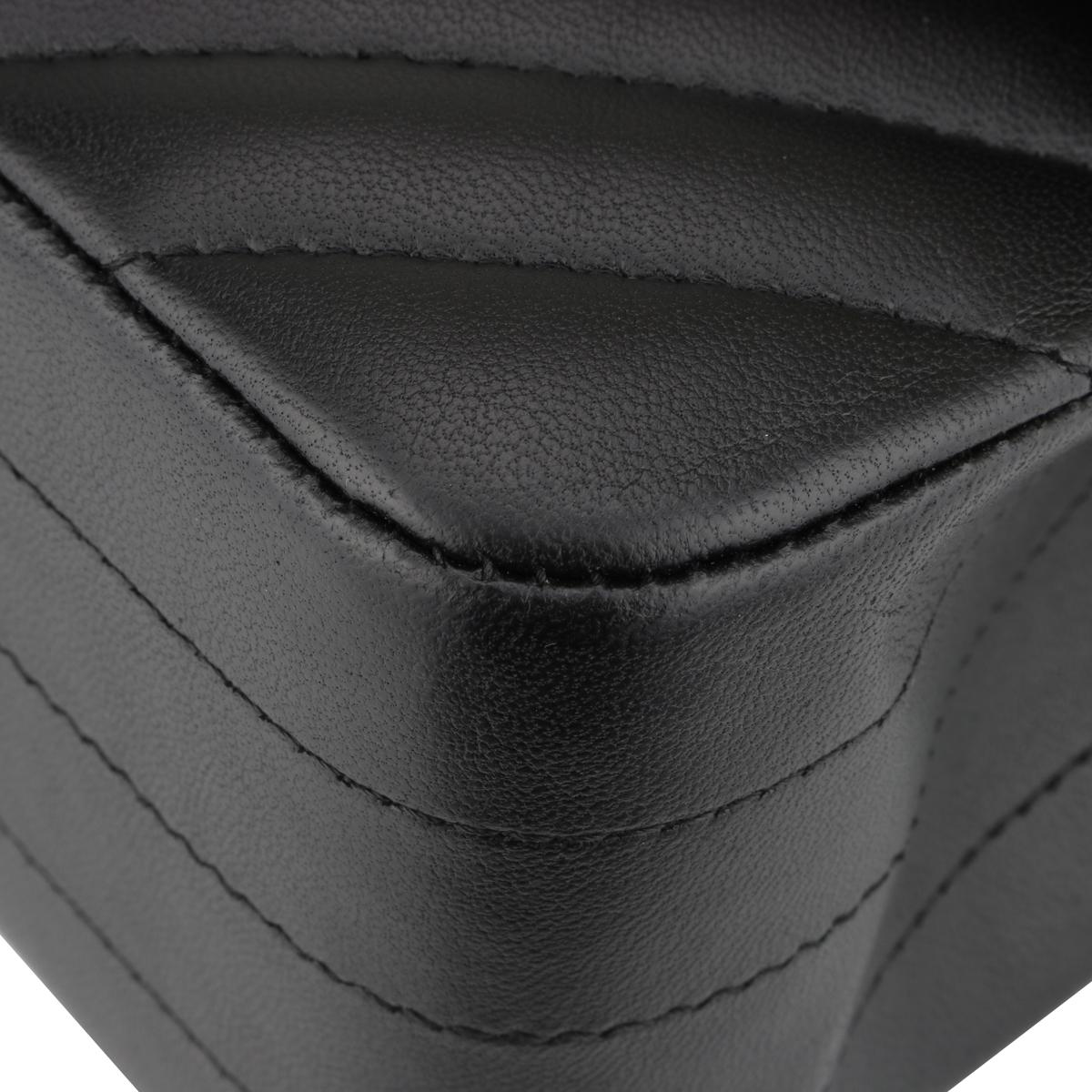 CHANEL So Black Chevron Classic Medium Tasche mit doppelter Klappe aus schwarzem Lammfell und schwarzem HW 4