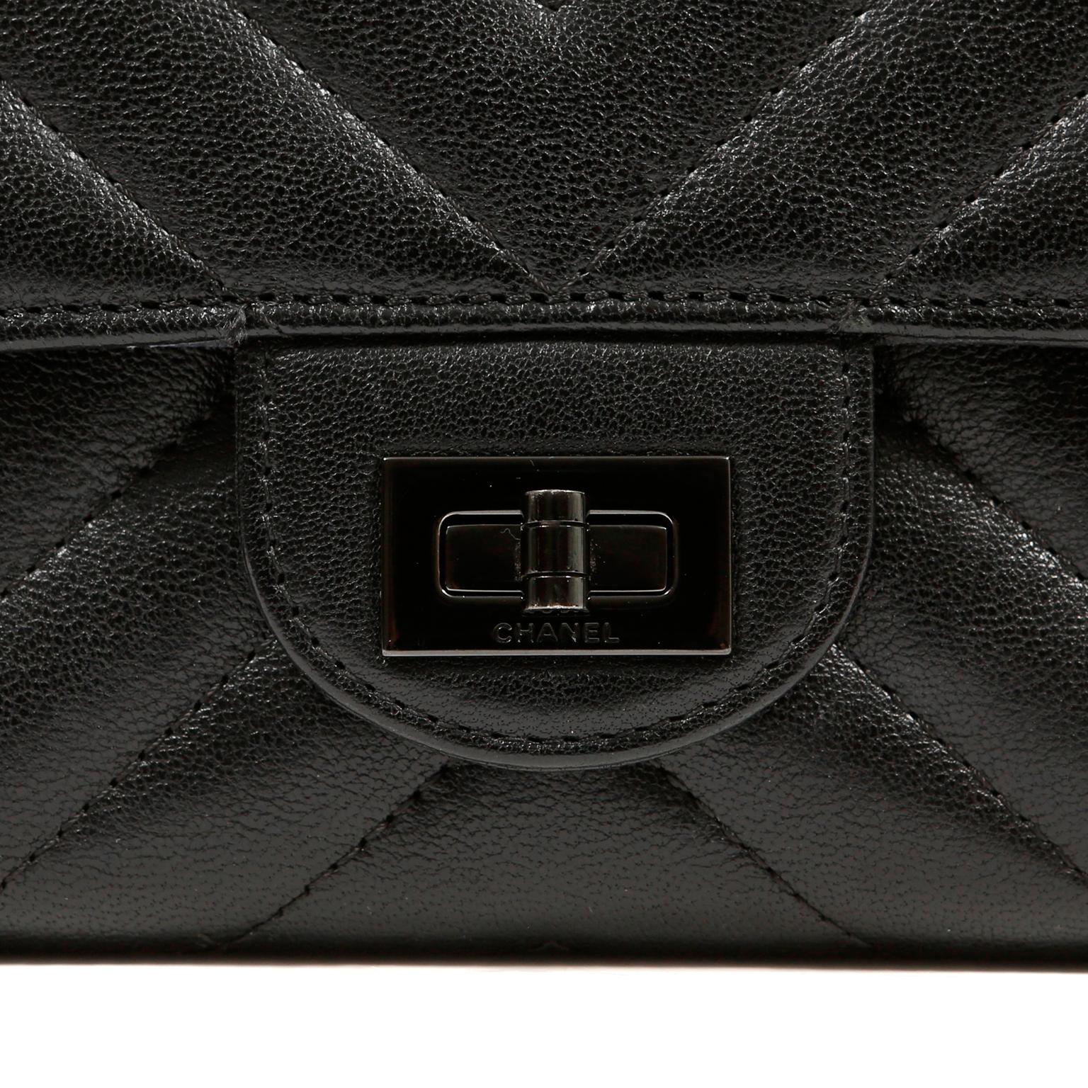 Chanel So Black Chevron Leder-Brieftasche an Kette an Kette (Schwarz) im Angebot