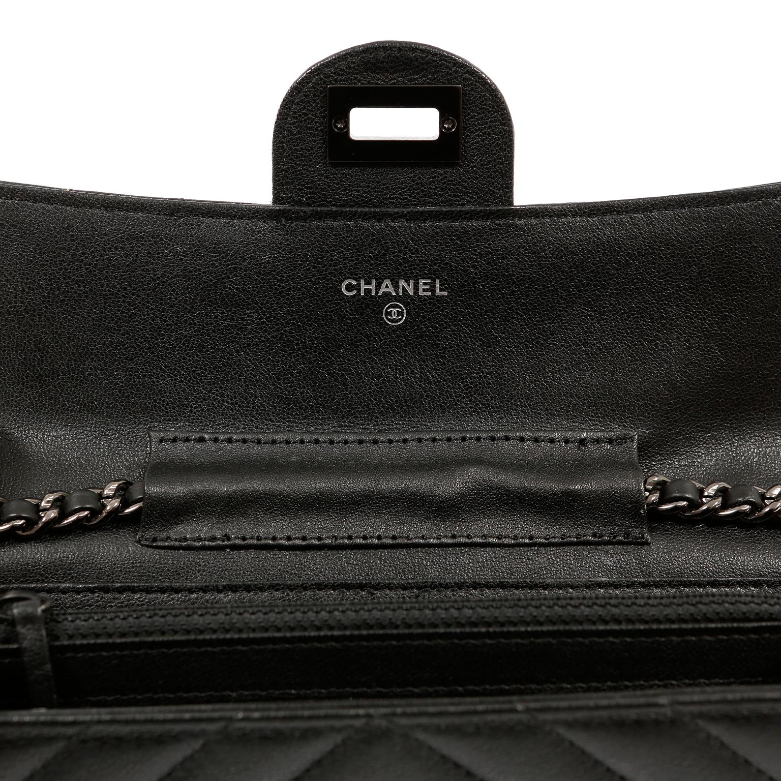 Chanel Portefeuille en cuir noir à chevrons sur une chaîne Pour femmes en vente