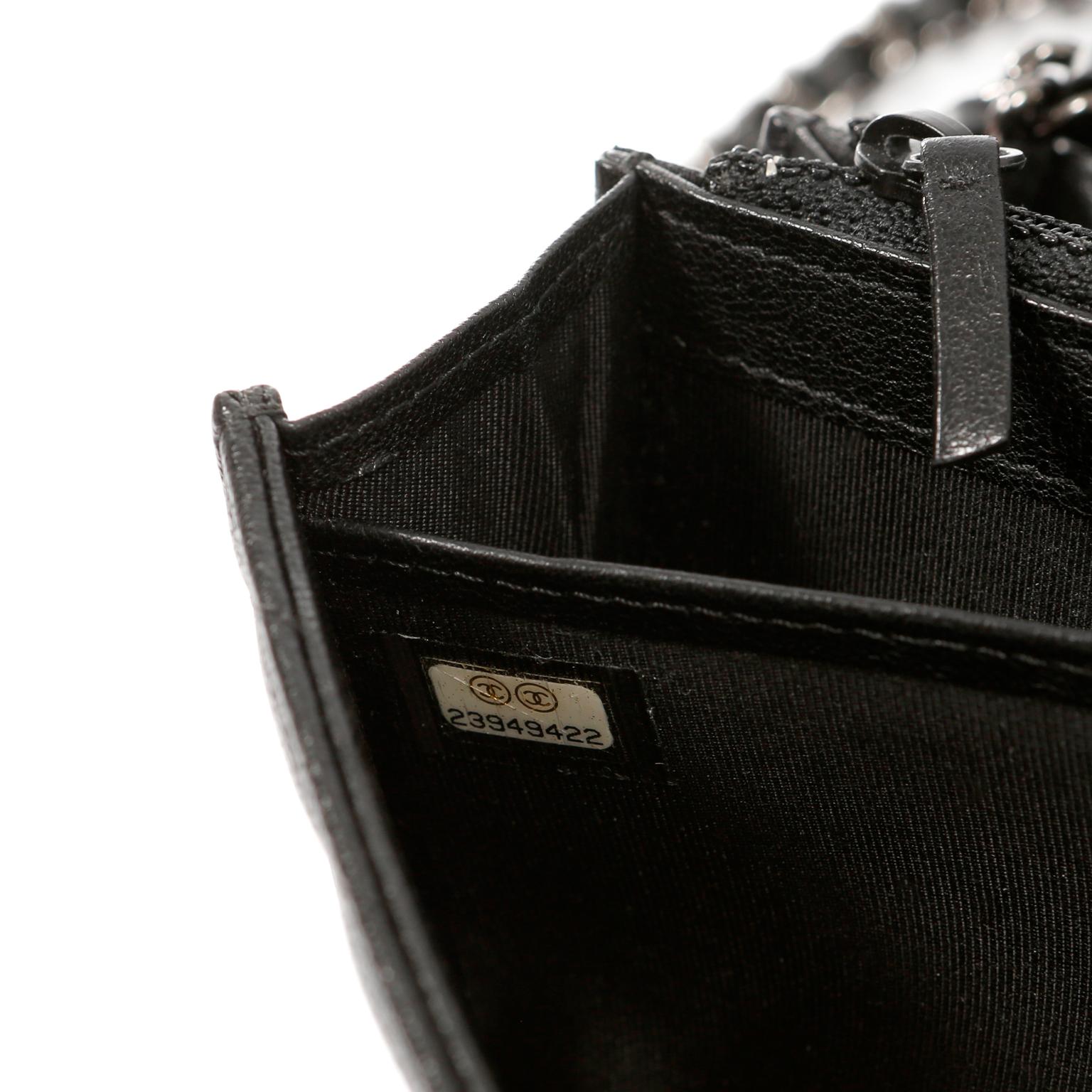 Chanel Portefeuille en cuir noir à chevrons sur une chaîne en vente 1