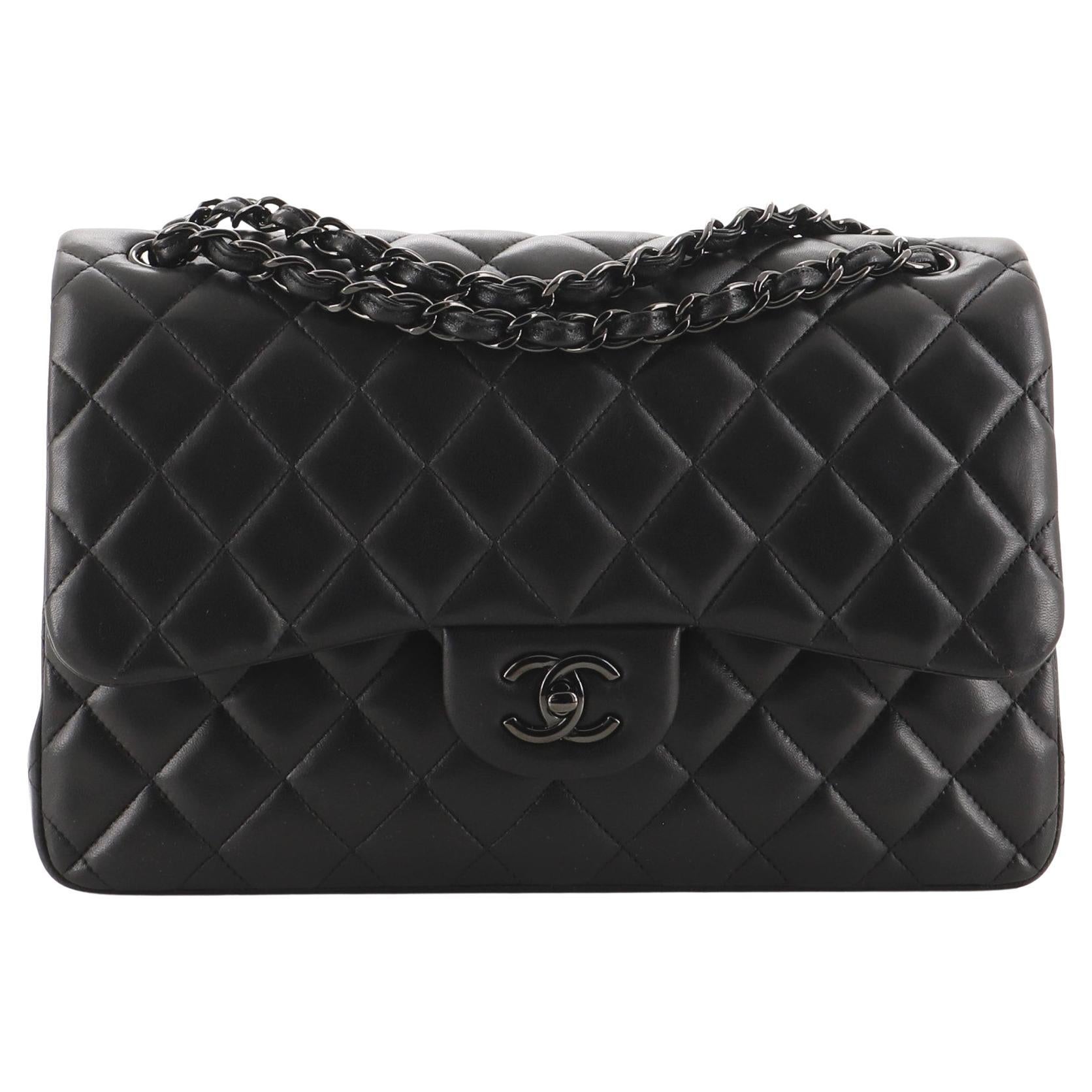 Chanel So Black Classic Double Flap Tasche aus gestepptem Lammfell Jumbo